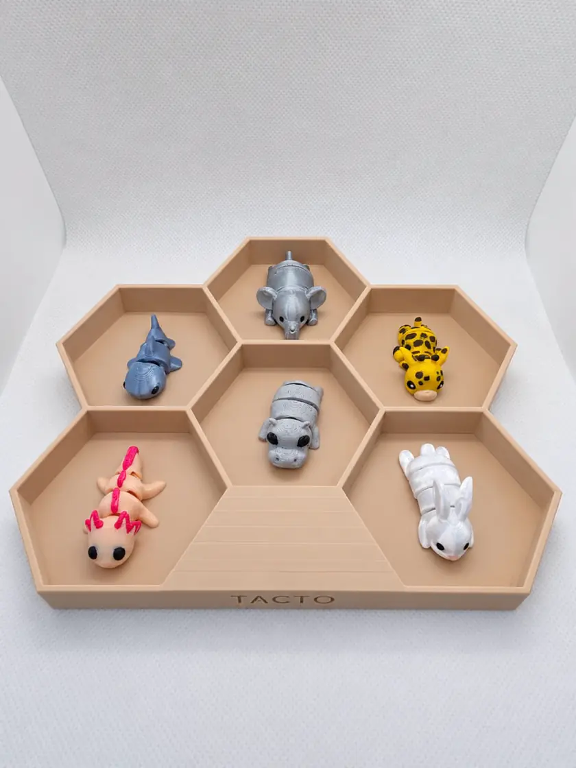 Plataforma para Mini Flexi, com seis encaixes hexagonais ocupados por uma família de Mini Flexi